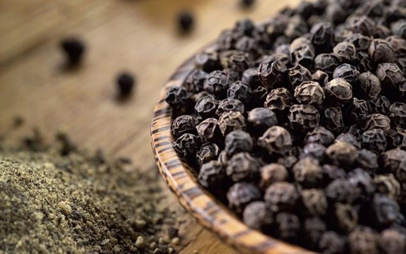 Những yếu tố nào ảnh hưởng đến giá hạt tiêu đen hiện nay?