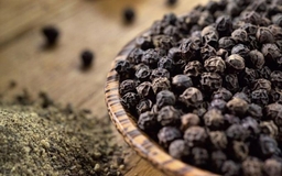 Những yếu tố nào ảnh hưởng đến giá hạt tiêu đen hiện nay?